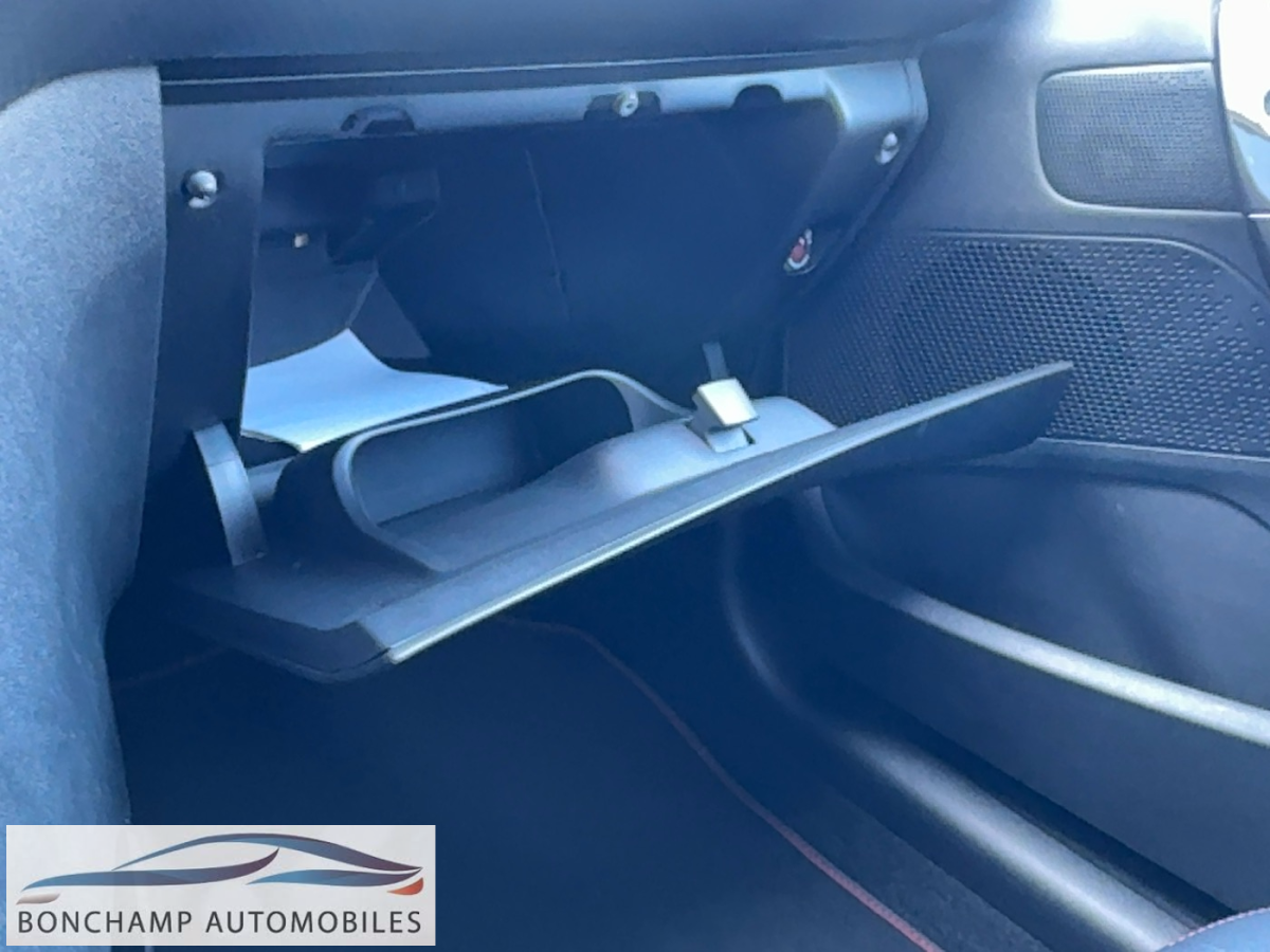Peugeot 2008 Puretech 130 S&S GT LINE EAT6 — photo 30